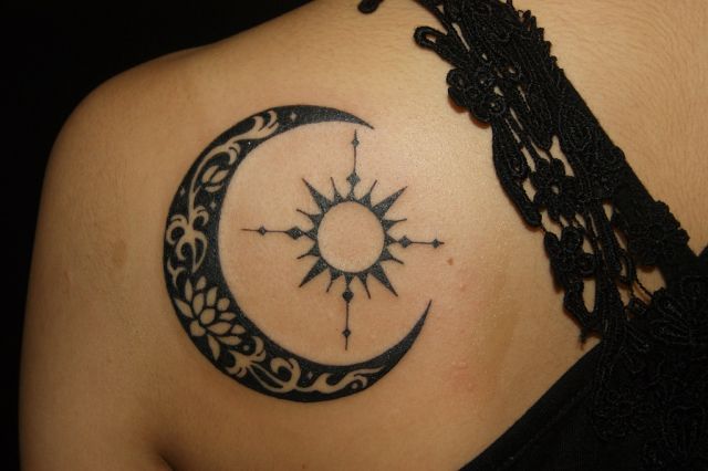 背中,肩,女性,太陽,トライバル,月タトゥー/刺青デザイン画像