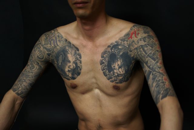 腕,肩,胸,人物,額,菊,生首,ブラック＆グレイタトゥー/刺青デザイン画像