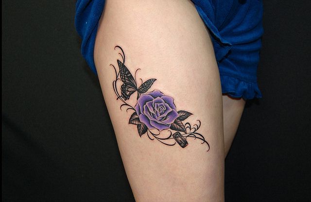 足,女性,太もも,蝶,バタフライ,トライバル,薔薇,カラータトゥー/刺青デザイン画像