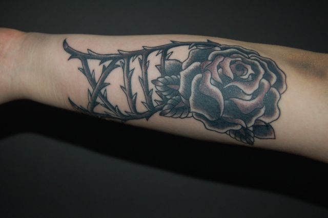 腕,女性,薔薇,数字,バラ,ブラック＆グレイ,ブラック＆グレータトゥー/刺青デザイン画像