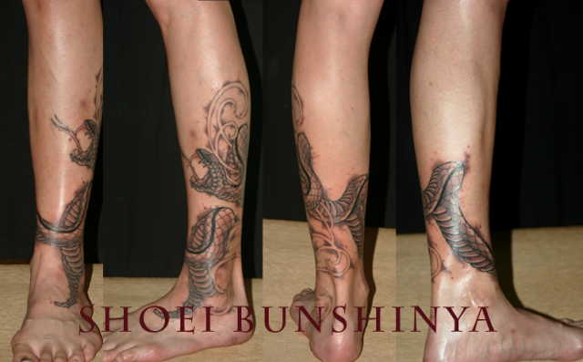 足,蛇,ブラック＆グレイタトゥー/刺青デザイン画像
