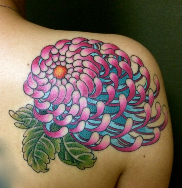 背中,肩,菊,花,カラー,カラフルタトゥー/刺青デザイン画像