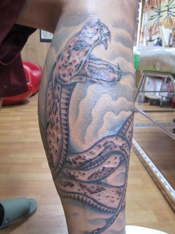 足,ブラック＆グレー,蛇タトゥー/刺青デザイン画像