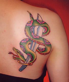背中,肩,蛇,刀,カラータトゥー/刺青デザイン画像