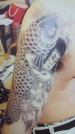 腕,鯉,人物,ブラック＆グレイ,ブラック＆グレータトゥー/刺青デザイン画像