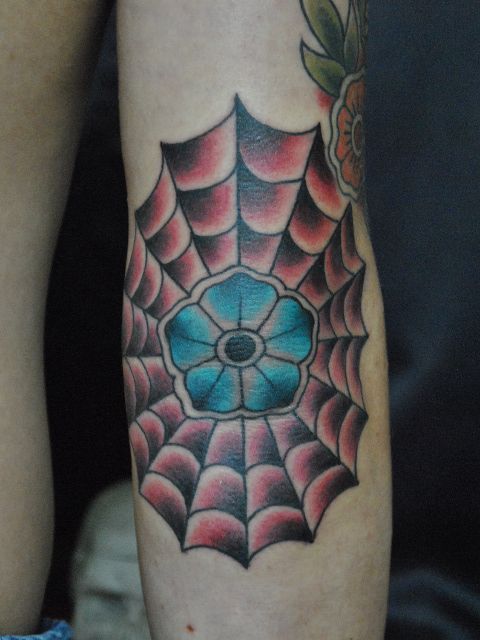肘,男性,フラワー,トラッド,蜘蛛の巣,カラータトゥー/刺青デザイン画像