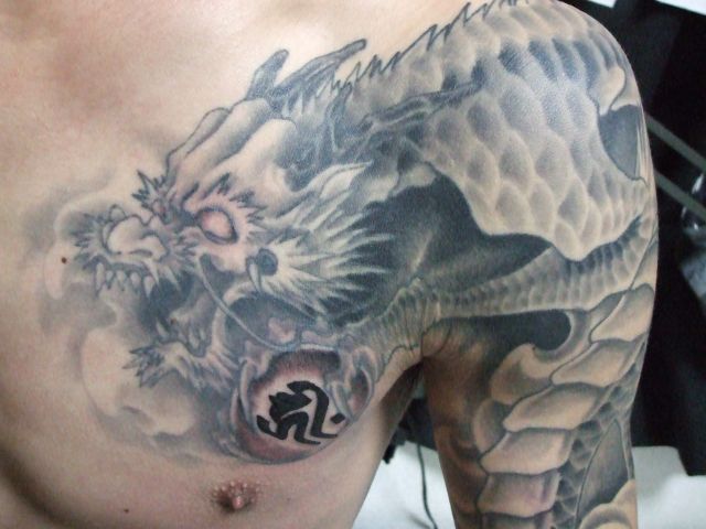 腕,肩,胸,男性,龍,烏彫りタトゥー/刺青デザイン画像