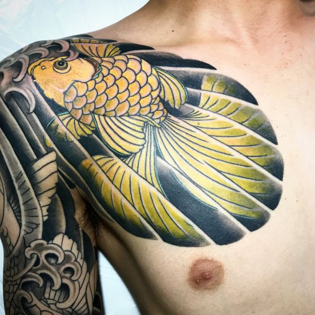 胸,金魚,カラー,カラフルタトゥー/刺青デザイン画像