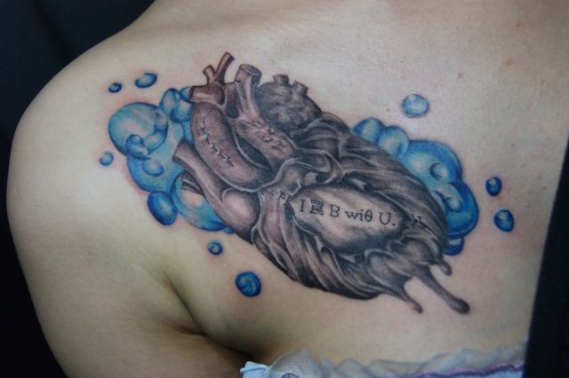 胸,女性,ハート,リアリスティック,心臓,ブラック＆グレイ,ブラック＆グレー,カラー,青タトゥー/刺青デザイン画像