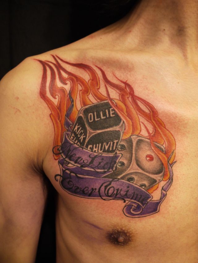 胸,サイコロ,炎,英字,英文,ダイス,カラータトゥー/刺青デザイン画像