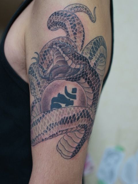 腕,梵字,蛇,ブラック＆グレイ,ブラック＆グレー,烏彫りタトゥー/刺青デザイン画像