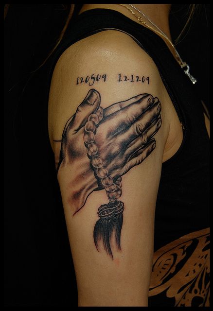 腕,手,女性,二の腕,数珠,プレイングハンド,ブラック＆グレイ,ブラック＆グレータトゥー/刺青デザイン画像