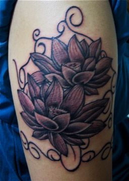 蓮,二の腕,腕,ブラック＆グレー,花,植物,花,植物タトゥー/刺青デザイン画像