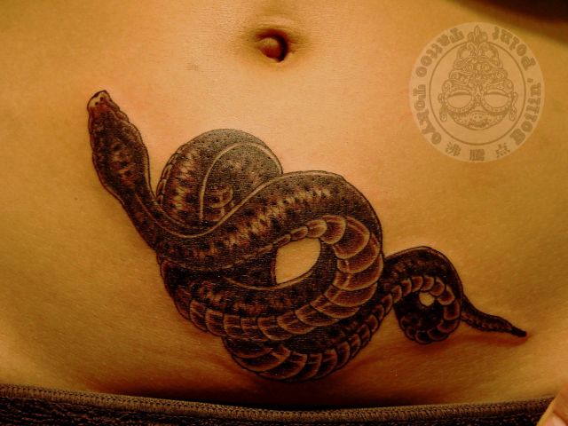 女性,腹,蛇,ワンポイント,ブラック＆グレイ,ブラック＆グレータトゥー/刺青デザイン画像