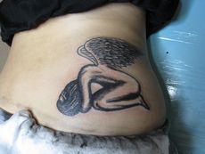 腰,天使,ブラック＆グレータトゥー/刺青デザイン画像