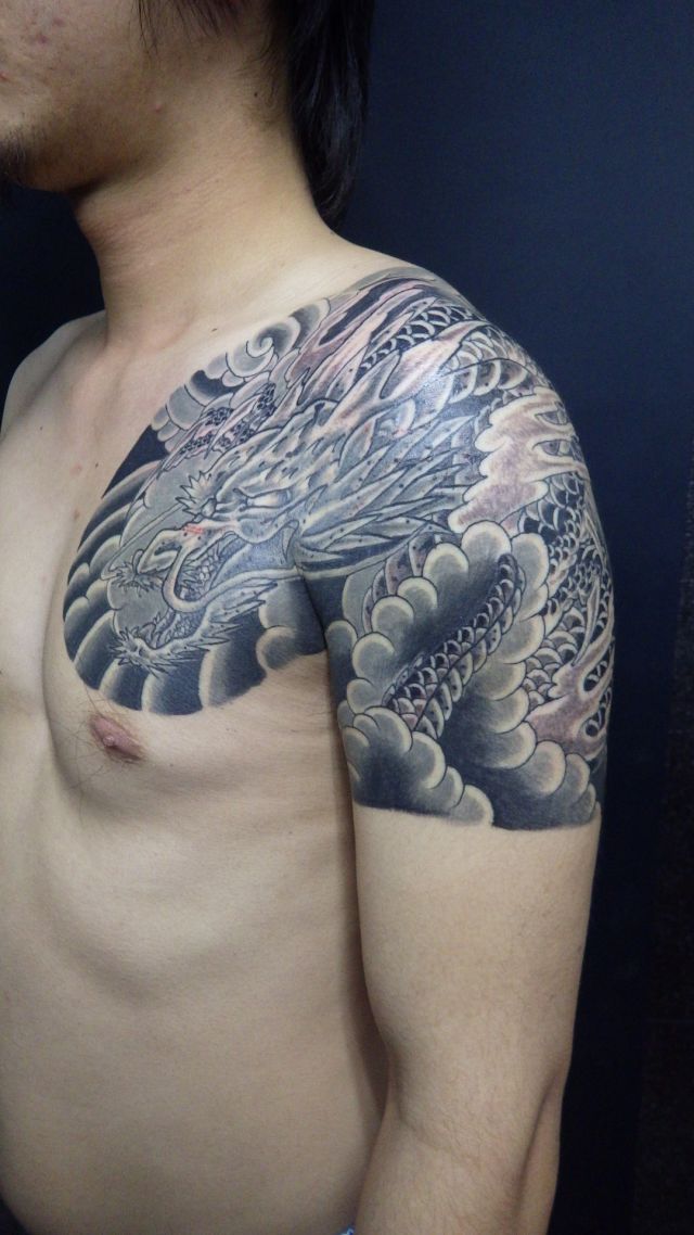 腕,龍,ブラック＆グレイタトゥー/刺青デザイン画像