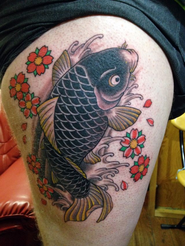 足,太もも,男性,鯉,桜,カラータトゥー/刺青デザイン画像