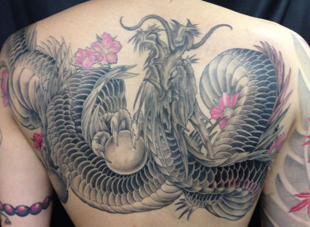 背中,肩,男性,肩腕,龍,ブラック＆グレイ,カラータトゥー/刺青デザイン画像