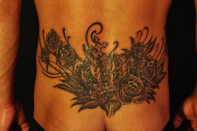 腰,王冠,薔薇タトゥー/刺青デザイン画像