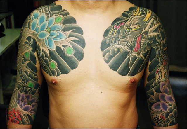 胸,肩腕,龍,蓮タトゥー/刺青デザイン画像