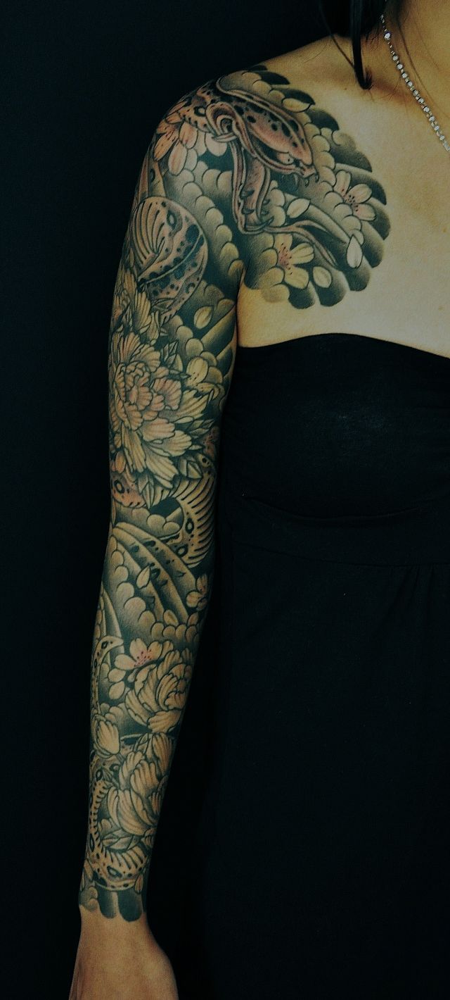 大蛇,女性,腕,牡丹,桜,太鼓,十分袖,ブラック＆グレータトゥー/刺青デザイン画像