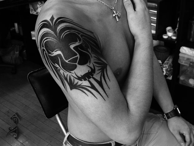 肩,トライバル,ライオン,ブラック＆グレイ,ブラック＆グレータトゥー/刺青デザイン画像