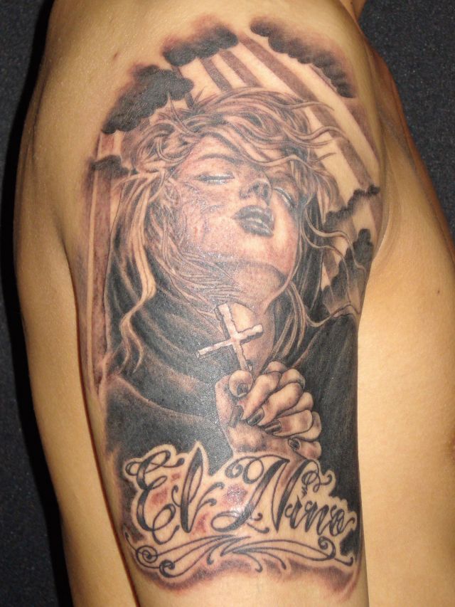腕,ブラック＆グレー,十字架,人物,チカーノ,マリアタトゥー/刺青デザイン画像