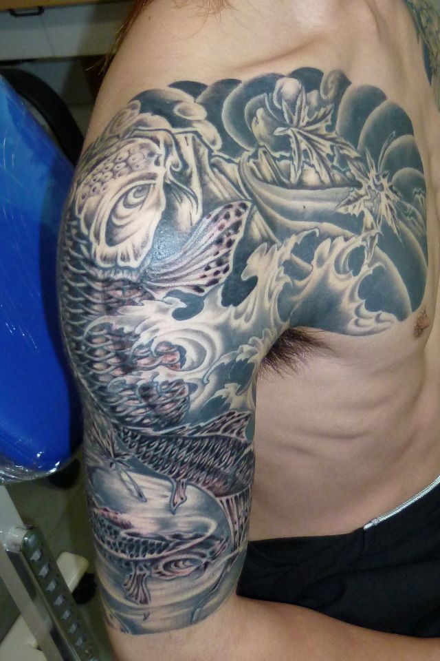腕,肩,鯉,ブラック＆グレータトゥー/刺青デザイン画像