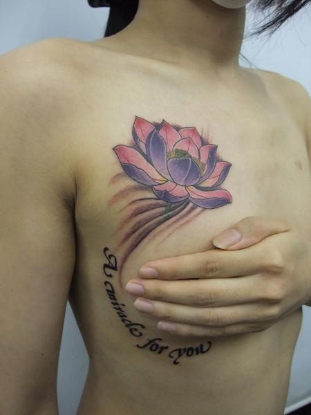 胸,フラワー,蓮,レタリング,カラータトゥー/刺青デザイン画像