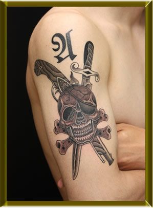 腕,スカル,剣,銃,文字タトゥー/刺青デザイン画像