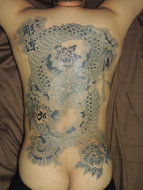 背中,龍,ブラック＆グレータトゥー/刺青デザイン画像