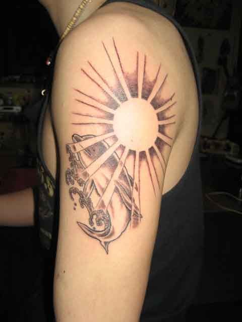 肩,太陽,イルカ,ブラック＆グレータトゥー/刺青デザイン画像