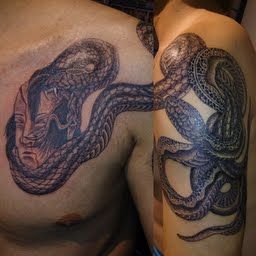 蛇,生首,ブラック＆グレー,腕タトゥー/刺青デザイン画像