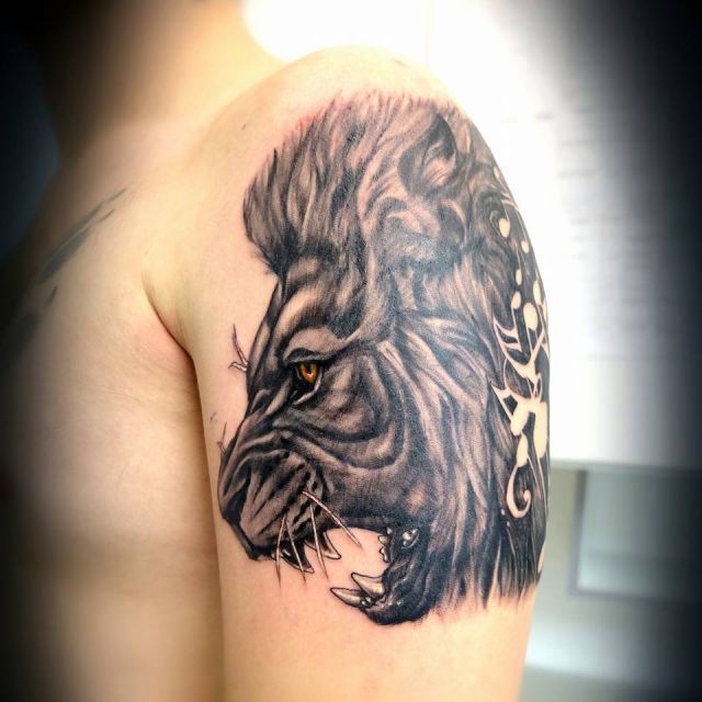 腕,肩,ライオン,ブラック＆グレイ,ブラック＆グレー,烏彫り,ブラック＆グレイタトゥー/刺青デザイン画像