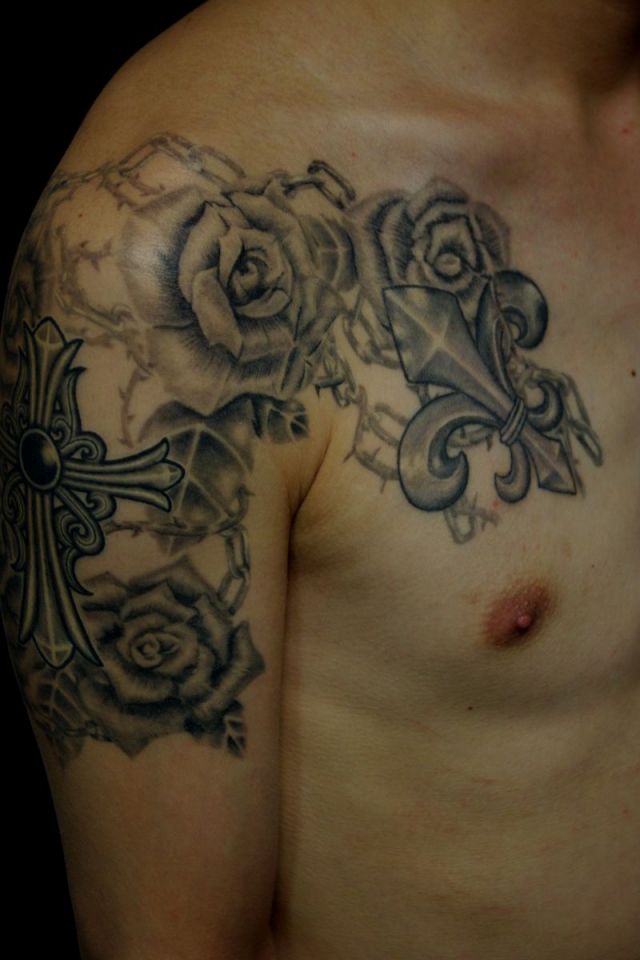 胸,肩,クロス,薔薇,ブラック＆グレー,十字架タトゥー/刺青デザイン画像