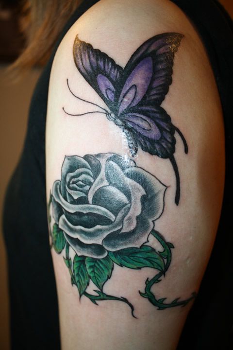 女性,肩,ワンポイント,蝶,薔薇,花タトゥー/刺青デザイン画像