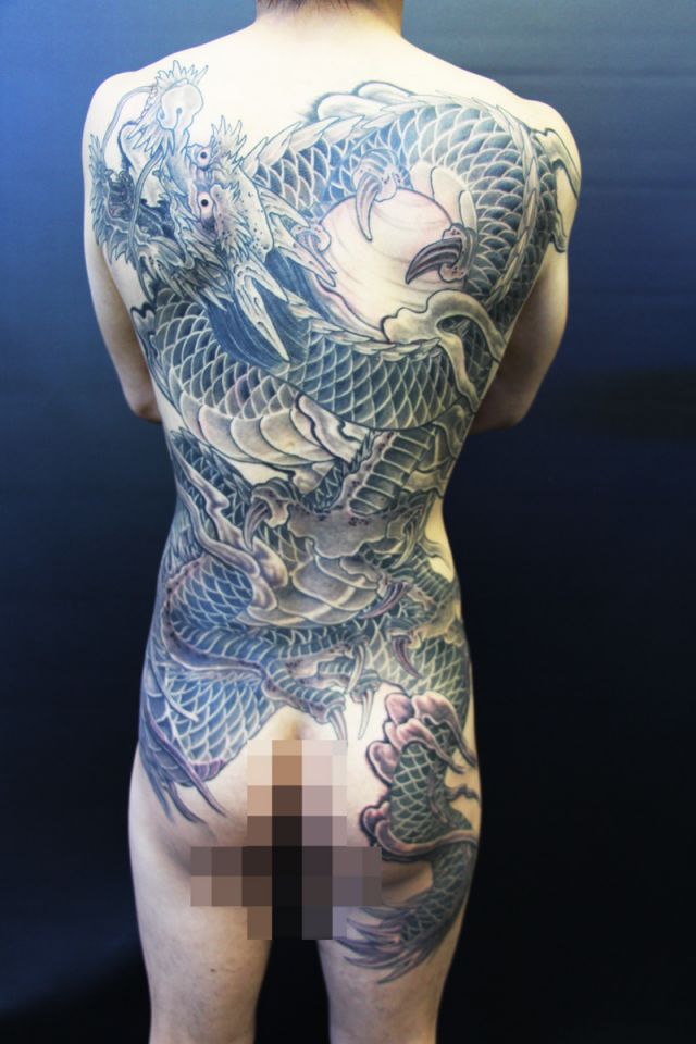 背中,龍,抜き,烏彫りタトゥー/刺青デザイン画像
