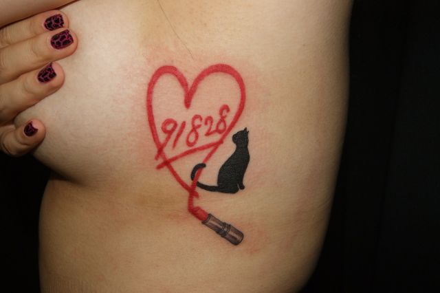胸,女性,脇腹,ワンポイント,口紅,ハート,猫,カラータトゥー/刺青デザイン画像