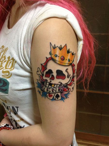 スカル,クラウン,腕,カラー,女性,レタリングタトゥー/刺青デザイン画像