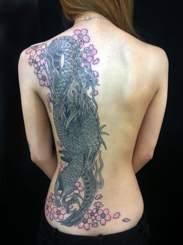 女性 背中 龍 桜のタトゥーデザイン タトゥーナビ