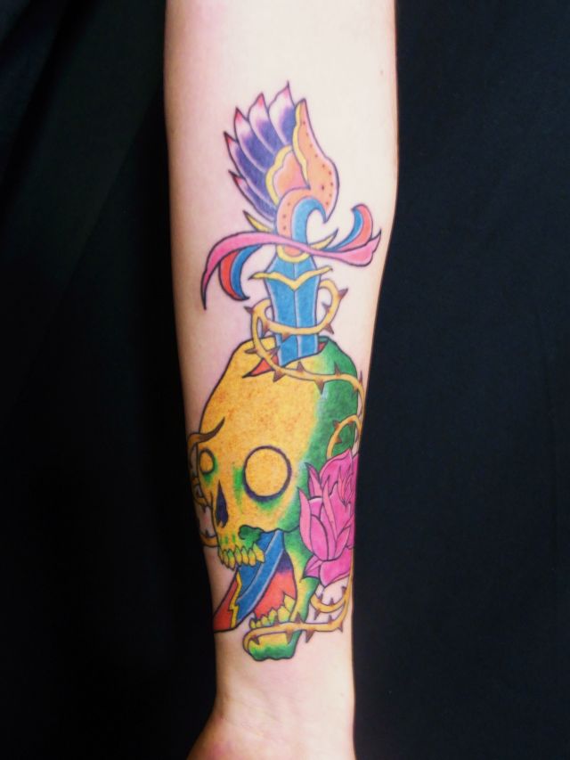 腕,スカル,剣,薔薇,ニュースクールタトゥー/刺青デザイン画像