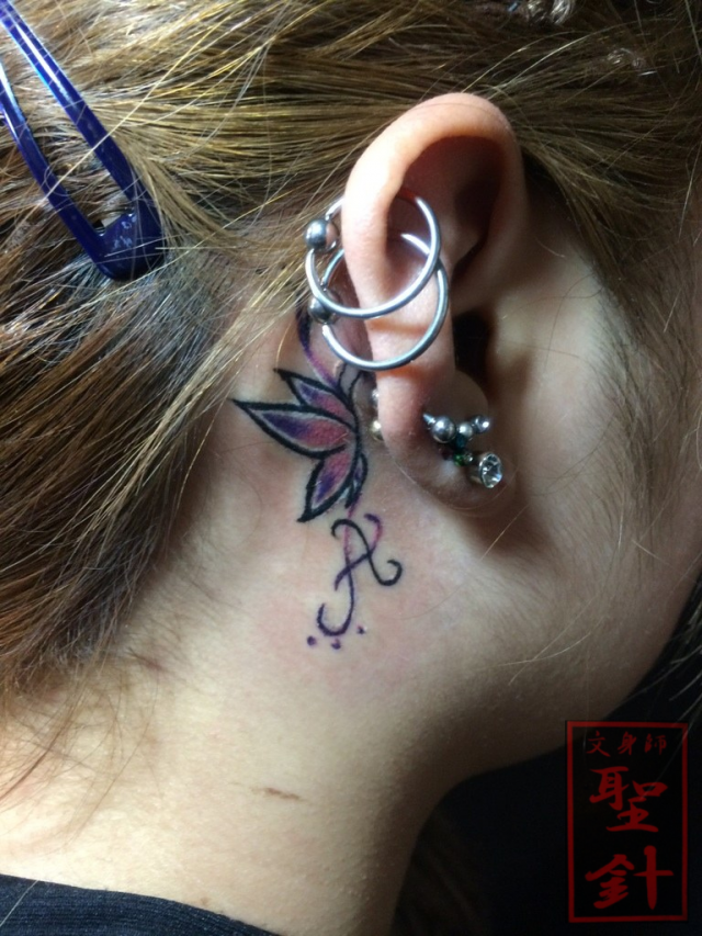 耳,女性,蝶,バタフライ,カラータトゥー/刺青デザイン画像