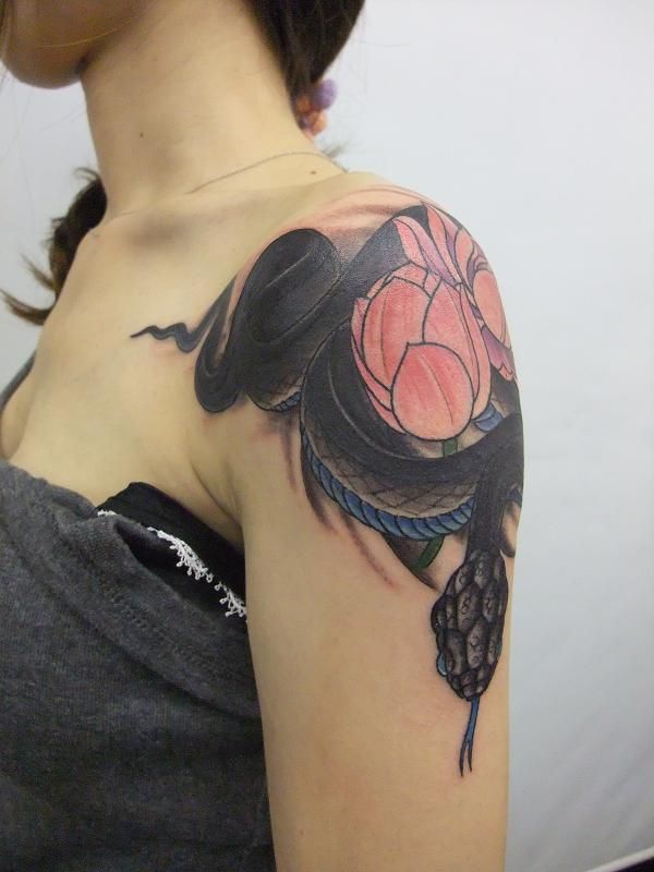 腕,肩,胸,フラワー,蛇,蓮,ブラック＆グレイ,カラータトゥー/刺青デザイン画像
