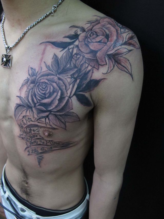 薔薇 胸 ブラック グレー 文字のタトゥーデザイン タトゥーナビ