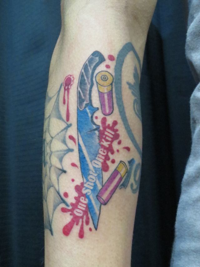 腕,ナイフ,銃,血,ダガーナイフ,カラータトゥー/刺青デザイン画像