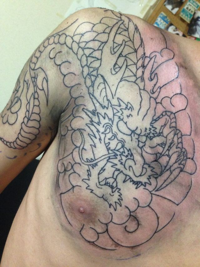 肩 胸 龍 筋彫り スジ彫りのタトゥーデザイン タトゥーナビ