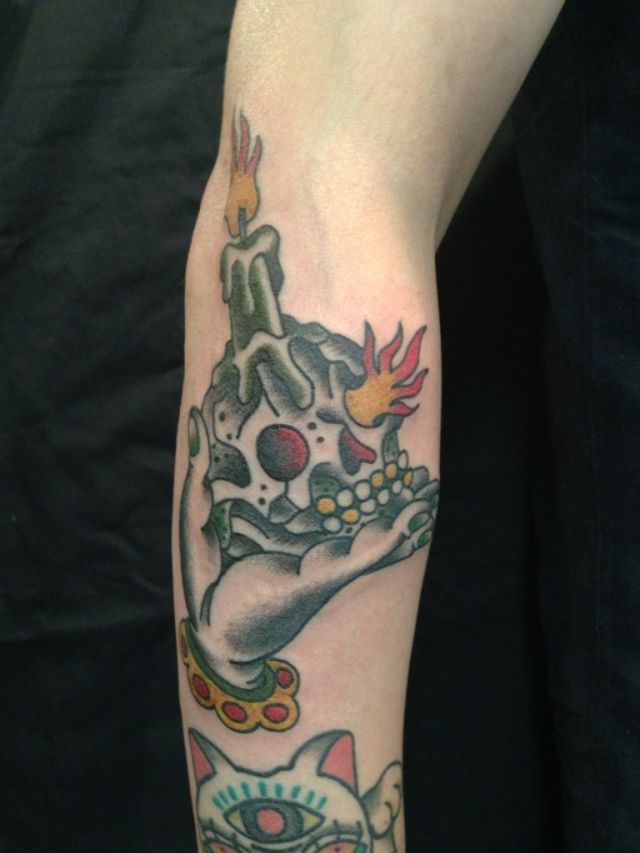 腕,手,二の腕,男性,スカル,炎,オールドスクール,蝋燭,カラー,カラフルタトゥー/刺青デザイン画像