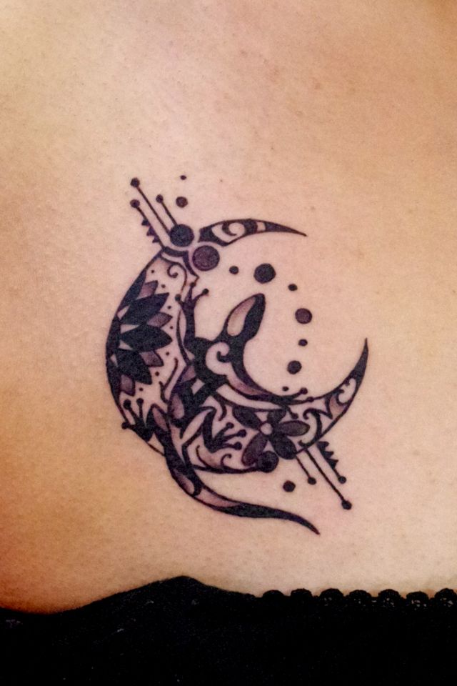月,ワンポイント,女性タトゥー/刺青デザイン画像