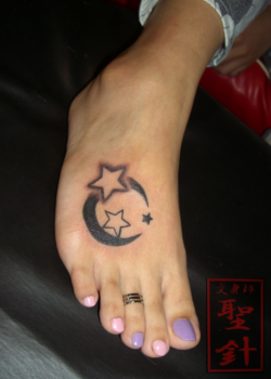 足,女性,ワンポイント,星,月,ブラック＆グレイ,ブラック＆グレータトゥー/刺青デザイン画像