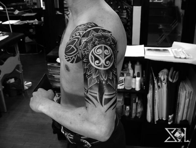 肩,胸,トライバル,トライバルタトゥー,ブラック＆グレイ,ブラック＆グレータトゥー/刺青デザイン画像